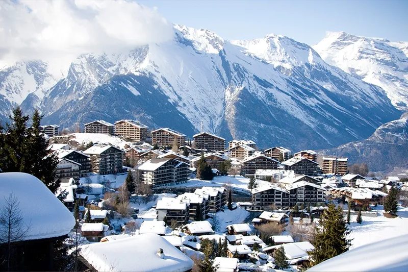 Paysage alpin d'été, pâturages et sommets